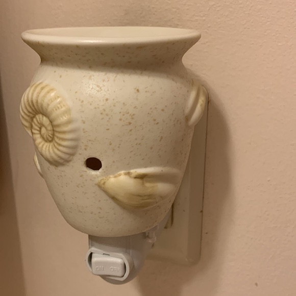 Scentsy Seashells Beachy Plug-In Wax Warmer Ceramic Sandy Finish Raised Shells - Picture 4 of 14